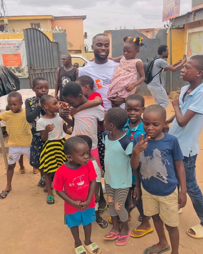 Soar_africa_foundation_member_with_some_orphans